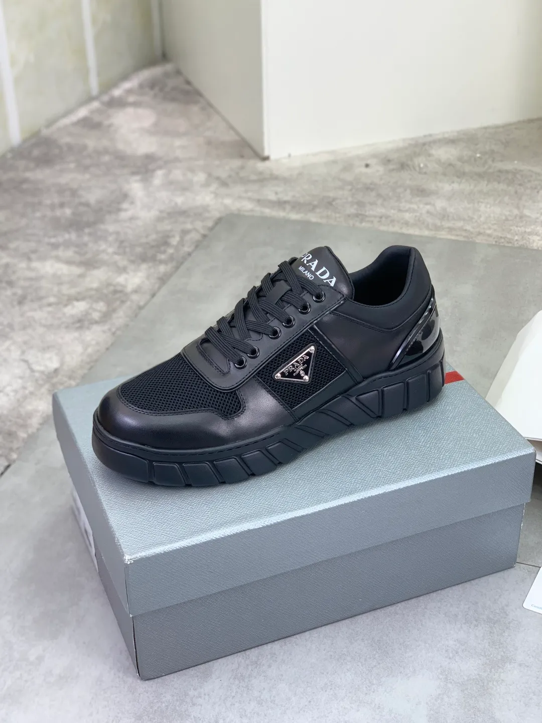 Men's men's shoes P560💰 [Real Price] Popular models are on the official website, 🆘 Trendy brand (Prada) mainly promotes popular models, avant-garde and versatile fashionable men's shoes private version mold opening, cowhide surface splicing 1:1.. Stylish and simple, original imported cowhide lining cowhide feet; the atmosphere and personality are more fashionable, eye-catching and pursuing class. It will subvert the old ideas and be a must-have for fashionistas who want to spend time with you! Must keep it! Tall and comfortable, large and low, high-end quality workmanship. Code number: 38-45 2️⃣optional.